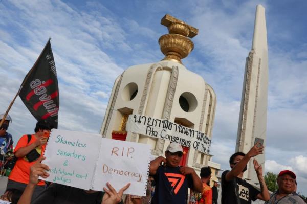 Move Forward Party supporters gather at the Democracy mo<em></em>nument after Thailand’s co<em></em>nstitution court ordered the temporary suspension of the party's leader Pita Limjaroenrat from the parliament, in Bangkok, Thailand, July 19, 2023. REUTERS/Athit Perawongmetha