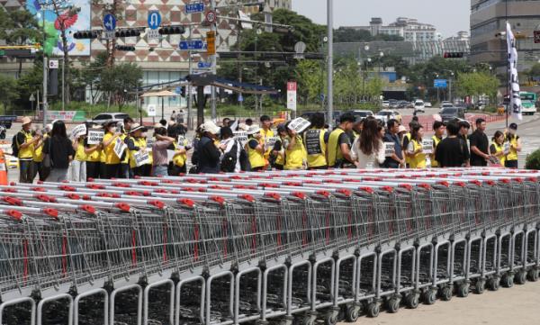 Labor　unio<em></em>n　members　protest　in　front　of　the　Costco　outlet　in　Gwangmyeong 