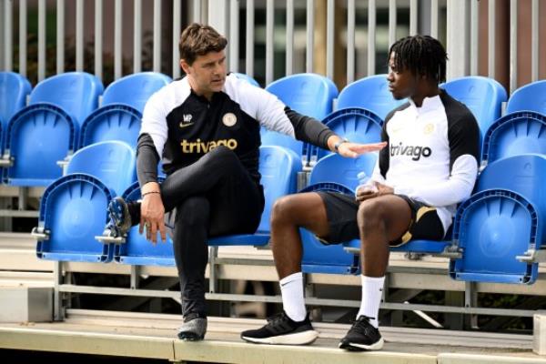 COBHAM, ENGLAND - AUGUST 24: Head Coach Mauricio Pochettino and Romeo Lavia of Chelsea during a training session at the Chelsea Training Ground on August 24, 2023 in Cobham, England. (Photo by Darren Walsh/Chelsea FC via Getty Images)