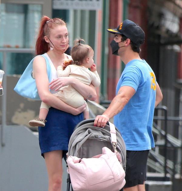 Sophie Turner and Joe Jo<em></em>nas with their children.