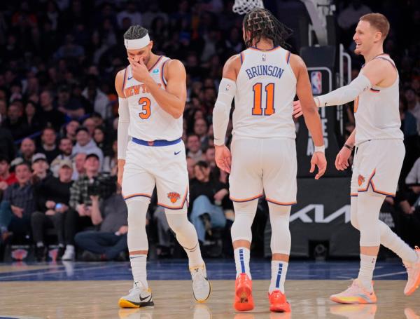 Knicks guard Josh Hart #3 reacts on the court a long side New York Knicks guard Jalen Brunson #11 and New York Knicks guard Do<em></em>nte DiVincenzo