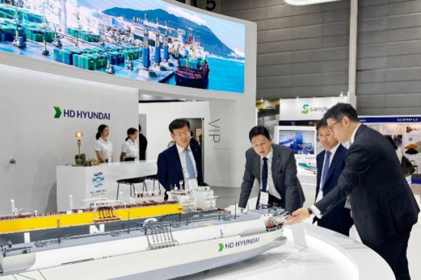 HD　Hyundai　President　and　CEO　Chung　Ki-sun　(second　from　left)　visits　HD　Hyundai's　exhibition　booth　at　Gastech　2023　in　Singapore 