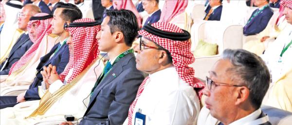 HD　Hyundai　President　and　CEO　Chung　Ki-sun　(third　from　right)　at　the　Korea-Saudi　Arabia　investment　forum　on　Oct.　22,　2023　(Courtesy　of　Yonhap) 