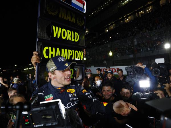 Formula One F1 - Japanese Grand Prix - Suzuka Circuit, Suzuka, Japan - October 9, 2022 Red Bull's Max Verstappen celebrates winning the race and the champio<em></em>nship with his team REUTERS/Kim Kyung-Hoon