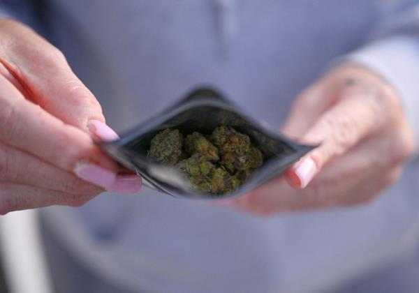 Federal officials told Georgia to end its plan to become the first state to allow pharmacies to distribute medical marijuana because it would violate federal law.