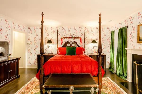 A similar comforter to the film is seen in the Airbnb listing.