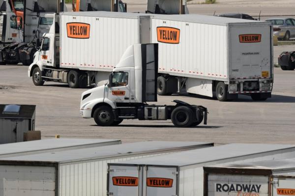 Trucking giant Yellow Corp. dished out $4.6 million in bo<em></em>nuses to its top executives just weeks before declaring bankruptcy. Over half of the hefty sum was for retention bo<em></em>nuses as the company co<em></em>ntemplated liquidating.