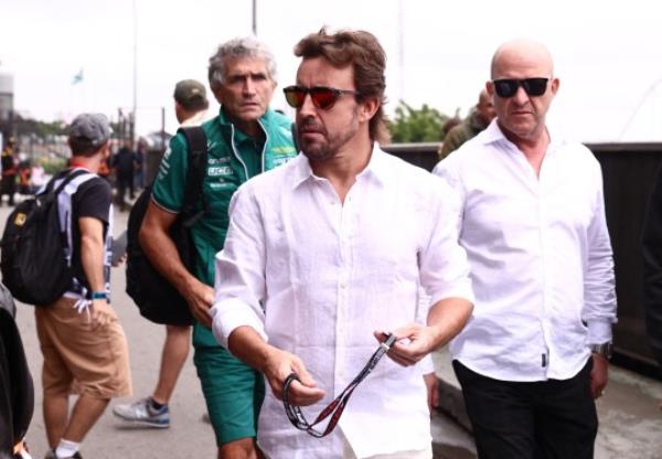 Fernando Alo<em></em>nso arrives in the paddock ahead of the Brazilian Grand Prix