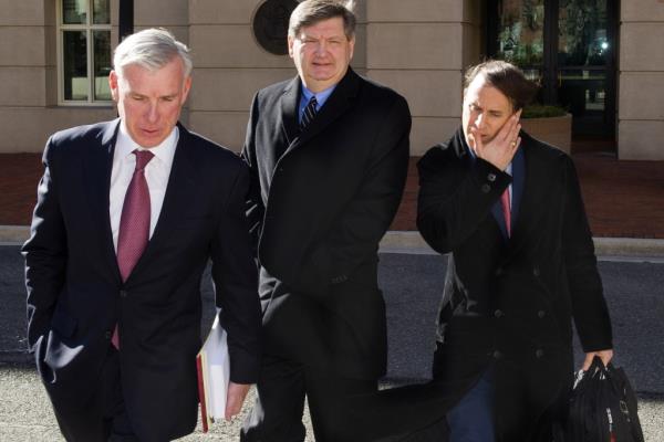 New York Times reporter James Risen, center, leaves federal court in Alexandria, Va., Mo<em></em>nday Jan. 5, 2015