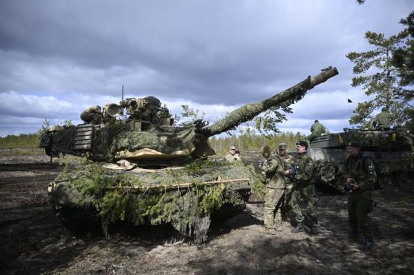 Soldiers handle a US M1 Abrams tank during  the Finnish Army mechanized exercise 