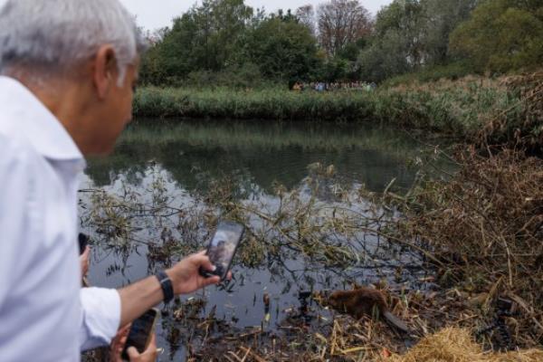 The mayor captures a snap of the new arrivals