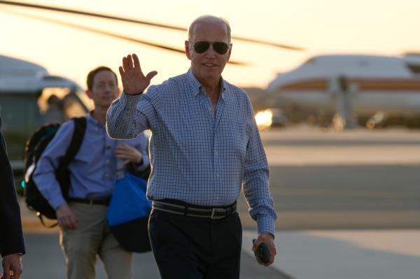 President Joe Biden waves as he walks to board Air Force One at Dover Air Force ba<em></em>se in Delaware, Thursday, June 20, 2024.