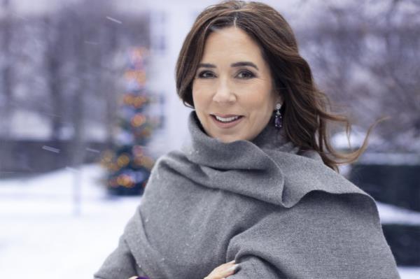 Princess Mary’s powerful words were accompanied by a photo of her in the snow, wearing a purple jacket and a warm woolen wrap.</p>

<p>　　