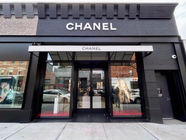 The brazen heist happened around 12:45 p.m. Thursday at the Chanel store on North 6th Street near Berry Street in Williamsburg, police said.