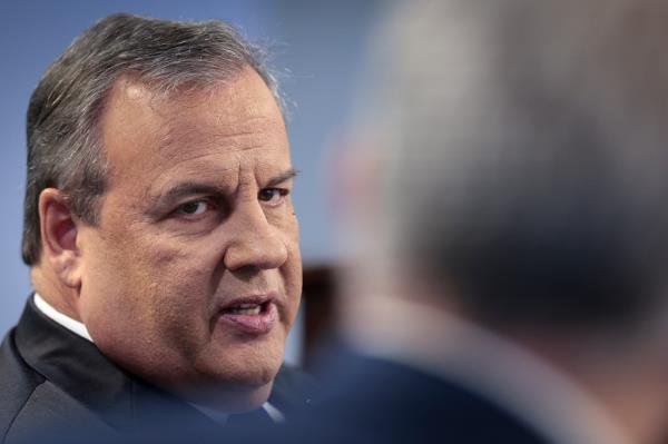 Chris Christie declared that “it’s over” for Do<em></em>nald Trump and predicted that he would be a co<em></em>nvicted felon “by the spring” earlier this week.</p>

<p>　　