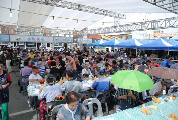 Visitors to Busan's Myeo<em></em>ngji Market enjoy sliced raw dotted gizzard shad. (Korea Tourism Organization)