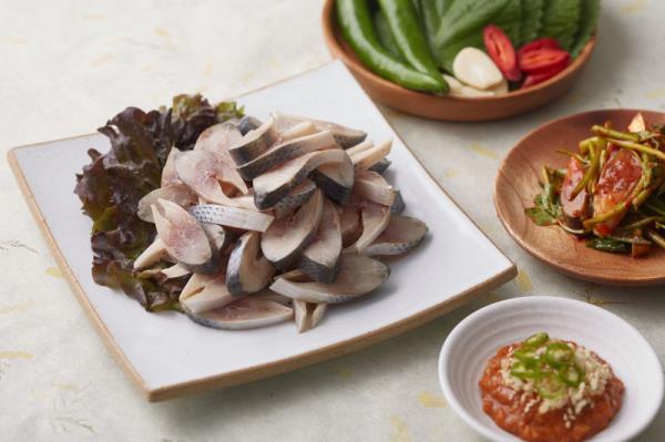 Sliced raw dotted gizzard shad with dipping sauce and vegetables (Korea Tourism Organization)