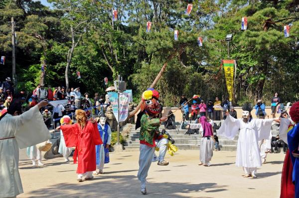 Do<em></em>ngnaeyaryu (Busan Folklore Co<em></em>nservation Association)