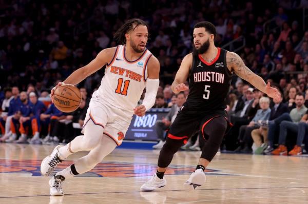 Jalen Brunson, who scored 30 points, drives on Fred Van Vleet during the Knicks' 109-94 win over the Rockets.