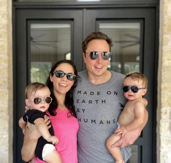 </p>

<p>　　Elon Musk with his twins