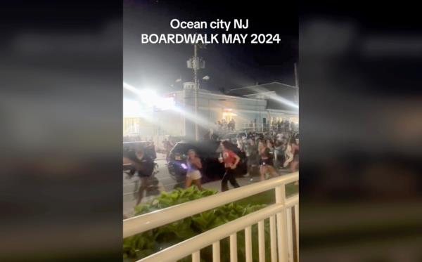 Crowds fleeing the boardwalk in Ocean City after a stabbing.