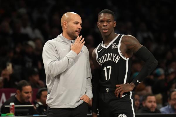 Jordi Fernandez (L.) and Dennis Schroder speaks during the Nets' loss to the Pistons on Nov. 3, 2024. 