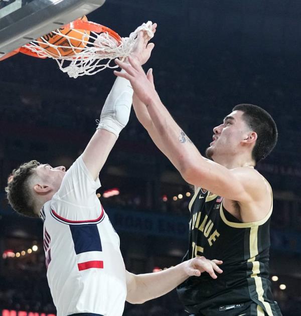 Purdue's Zach Edey dunks the ball.