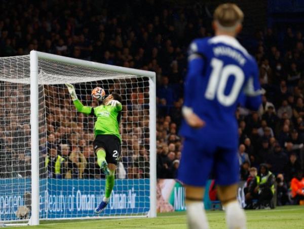 Soccer Football - Premier League - Chelsea v Arsenal - Stamford Bridge, London, Britain - October 21, 2023 Chelsea's Mykhailo Mudryk scores their second goal past Arsenal's David Raya Action Images via Reuters/Peter Cziborra NO USE WITH UNAUTHORIZED AUDIO, VIDEO, DATA, FIXTURE LISTS, CLUB/LEAGUE LOGOS OR 'LIVE' SERVICES. o<em></em>nLINE IN-MATCH USE LIMITED TO 45 IMAGES, NO VIDEO EMULATION. NO USE IN BETTING, GAMES OR SINGLE CLUB/LEAGUE/PLAYER PUBLICATIONS.