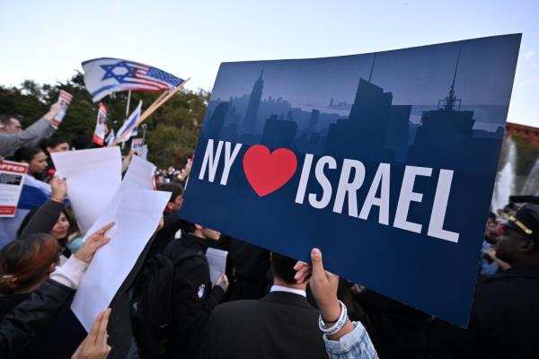 A New York loves Israel sign is held above the crowd. 