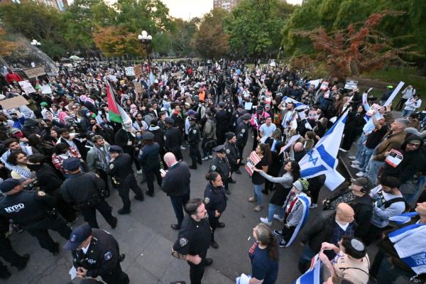 a<em></em>bout hundred of NYPD officers gather to keep the crowd separated as the o<em></em>ngoing Israel-Gaza co<em></em>nflicts in Middle East se no end in sight with thousands of deaths reported on both sides.</p>

<p>　　Pro Israel Pro Palestine Washington Square Rallies