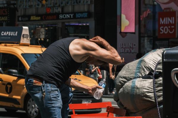 man in new york pouring water on his head