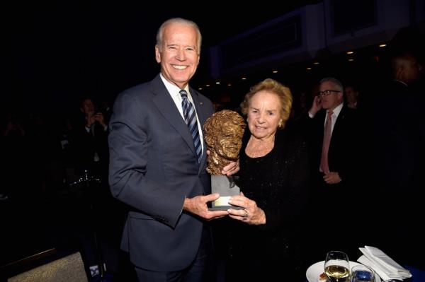 Ethel and Joe Biden both holding a bro<em></em>nze statue shaped like RFK snr's face