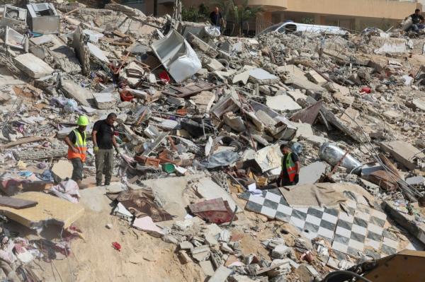 Emergency perso<em></em>nnel work at the site of Sunday's Israeli attack on the city of Ain Deleb.