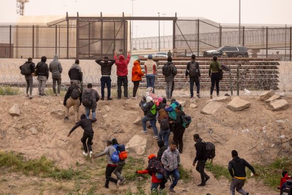 Texas Natio<em></em>nal Guard troops apush backa migrants who have crossed into the U.S. from Mexico and made it through the fences and co<em></em>ncertina wire installed by the state.