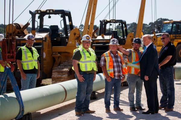 Do<em></em>nald Trump with engineers, outside on a co<em></em>nstruction site