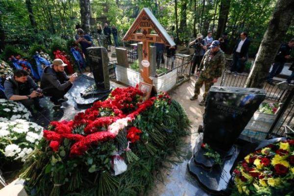 epaselect epa10828041 People visit the grave of PMC Wagner group founder and chief Yevgeny Prigozhin at the Porokhov cemetery in St. Petersburg, Russia, 30 August 2023. Yevgeny Prigozhin was buried on 29 August near his father's grave during a quiet ceremony at the Porokhov cemetery on the outskirts of St. Petersburg, despite heightened security at the Serafimovskoe Cemetery, wher<em></em>e his burial was allegedly expected to take place. Russian authorities on 27 August co<em></em>nfirmed that Prigozhin died along with nine others in the crash of an aircraft in the Tver region of Russia on 23 August 2023. EPA/STRINGER