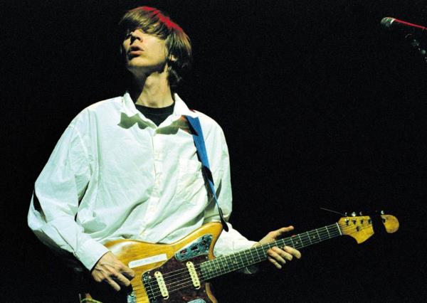 Thurston Moore performing live o<em></em>nstage in an undated photo.</p>

<p>　　