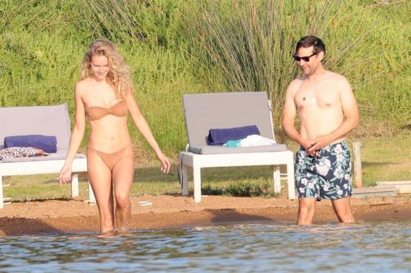 Tobey Maguire has his girlfriend Babette Strijbos firmly in his web as he packs on the PDA during a sweltering hot day out at the beach in Porto Cervo, Sardinia.</p>

<p>　　