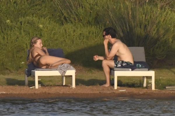 The pair on beach chairs.