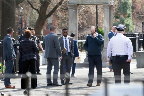 Detectives discuss the shootings with uniformed officers