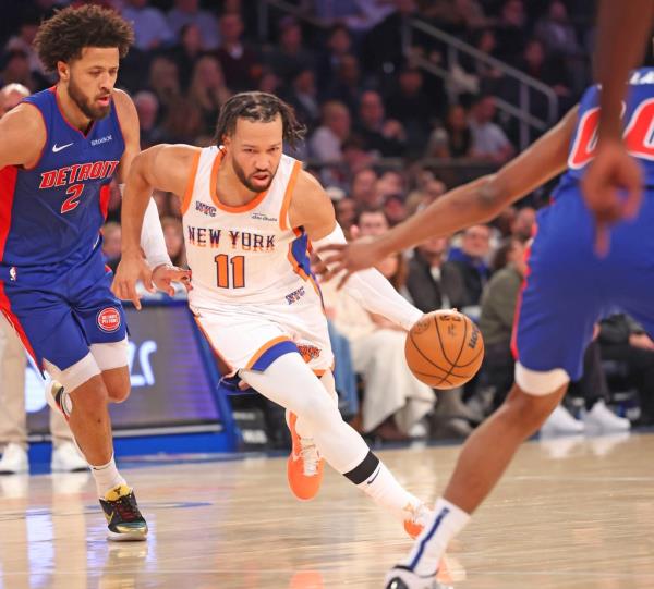 Jalen Brunson, who scored a game-high 31 points, drives between two Pistons defenders during the Knicks' loss.