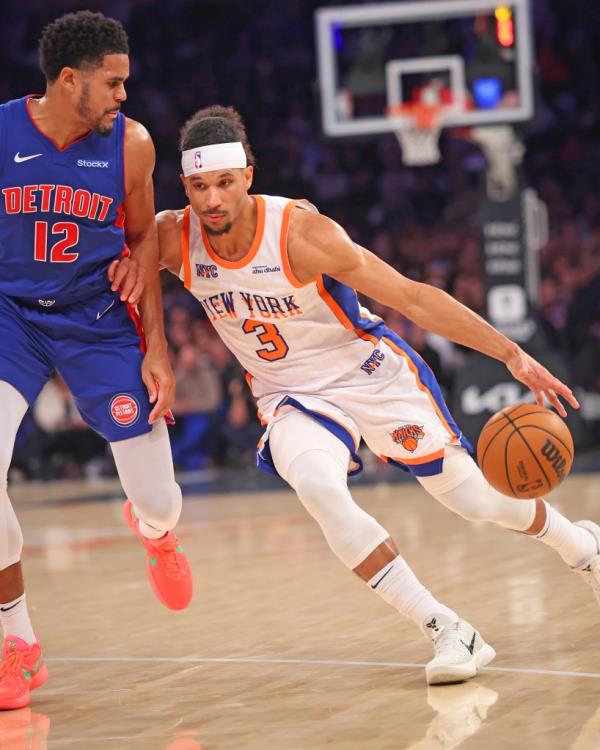 Josh Hart, who scored 17 points, drives on Tobias Harris during the Knicks' loss to the Pistons.