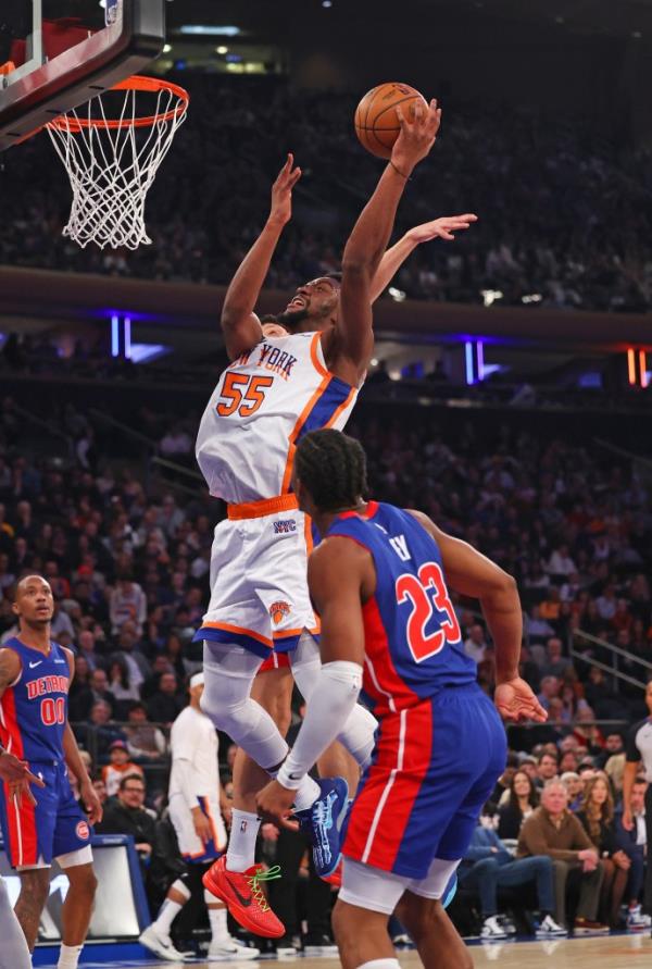 Ariel Hukporti goes up for a shot during the Knicks' loss to the Pistons.