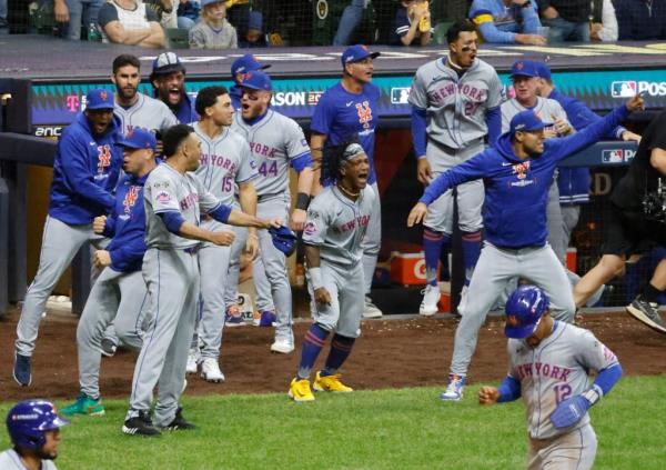 A photo of the Mets celebrating after Pete Alonso's ninth-inning three-run homer.