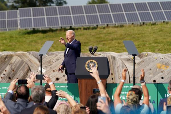 Biden waves to crowd in Wisconsin