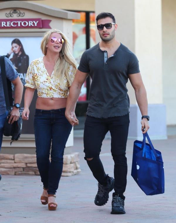 Britney Spears and her then-boyfriend Sam Asghari go shopping at an outlet mall.</p>

<p>　　