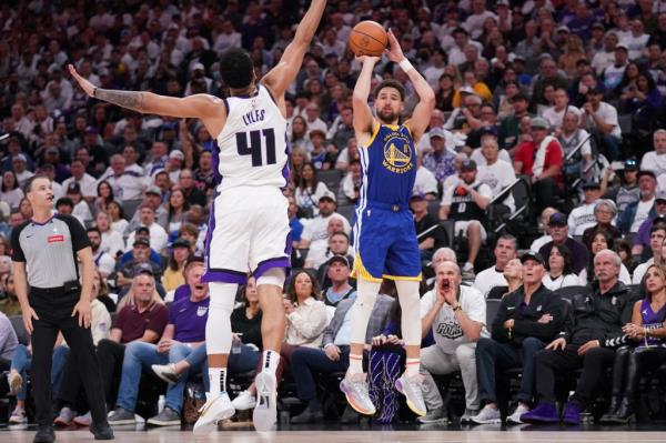 Golden State Warriors guard Klay Thompson (11) shoots over Sacramento Kings forward Trey Lyles (41) in the fourth quarter during a play-in game of the 2024 NBA playoffs at the Golden 1 Center on April 16, 2024.</p>

<p>　　