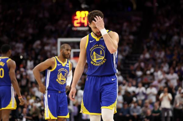 Klay Thompson #11 of the Golden State Warriors reacts after missing a shot against the Sacramento Kings in the second half during the Play-In Tournament at Golden 1 Center on April 16, 2024 in Sacramento, California.</p>

<p>　　