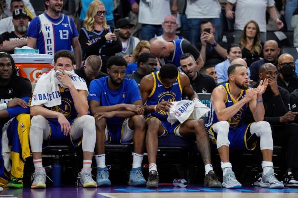 Warriors guards Klay Thompson, second from left, and Stephen Curry, second from right, on the bench during the second half of their NBA basketball play-in tournament game against the Kings April 16, 2024, in Sacramento, Calif.</p>

<p>　　