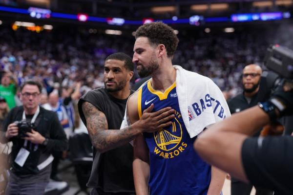 Golden State Warriors guard Klay Thompson (11) and guard Gary Payton II (0) walk towards the locker room after the Warriors lost to the Sacramento Kings during a play-in game of the 2024 NBA playoffs at the Golden 1 Center on April 16, 2024.</p>

<p>　　